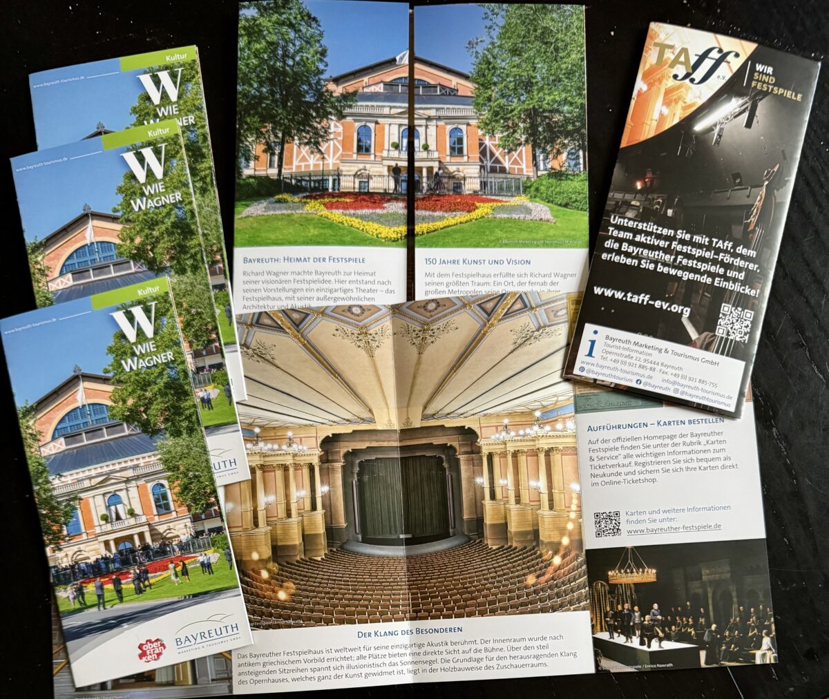 Das ist der Flyer von Bayreuth Marketing und Tourismus über das Festspielhaus und die Führungen.