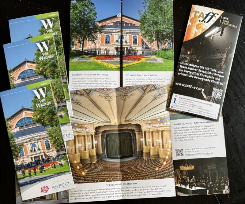 Das ist der Flyer von Bayreuth Marketing und Tourismus über das Festspielhaus und die Führungen.